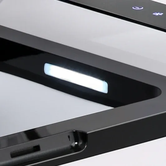 Nahaufnahme der ICECO GO20 Kompressor-Kühlbox Dual Zone mit LED-Innenbeleuchtung und Bedienfeld