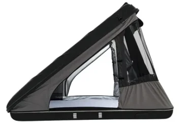 Geöffnetes James Baroud Discovery M Hartschalenzelt in Schwarz, Seitenansicht mit sichtbarem Innenraum und Moskitonetz