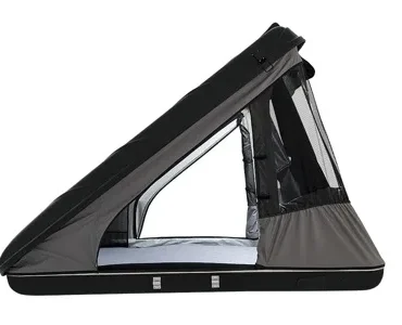 Geöffnetes James Baroud Discovery M Hartschalenzelt in Schwarz, Seitenansicht mit sichtbarem Innenraum und Moskitonetz