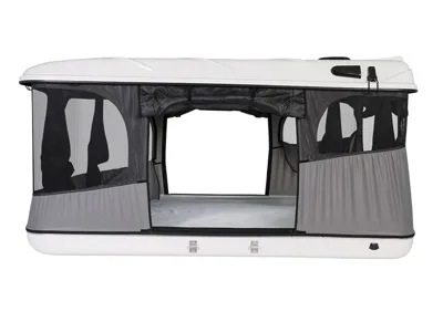 Geöffnetes James Baroud Evasion XL Hartschalenzelt mit sichtbaren Fenstern und Einstieg, Seitenansicht