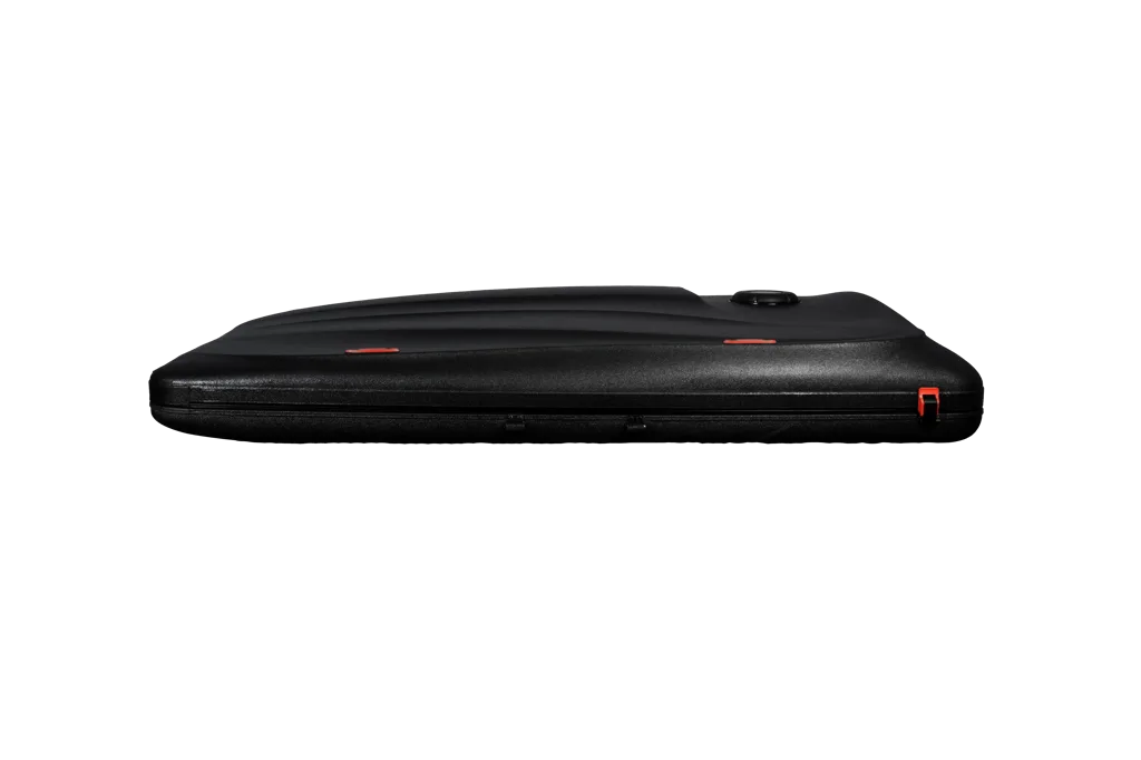 Geschlossenes James Baroud Odyssey L Magma Hartschalen-Dachzelt in schwarzer Magma-Ausführung, seitliche Ansicht