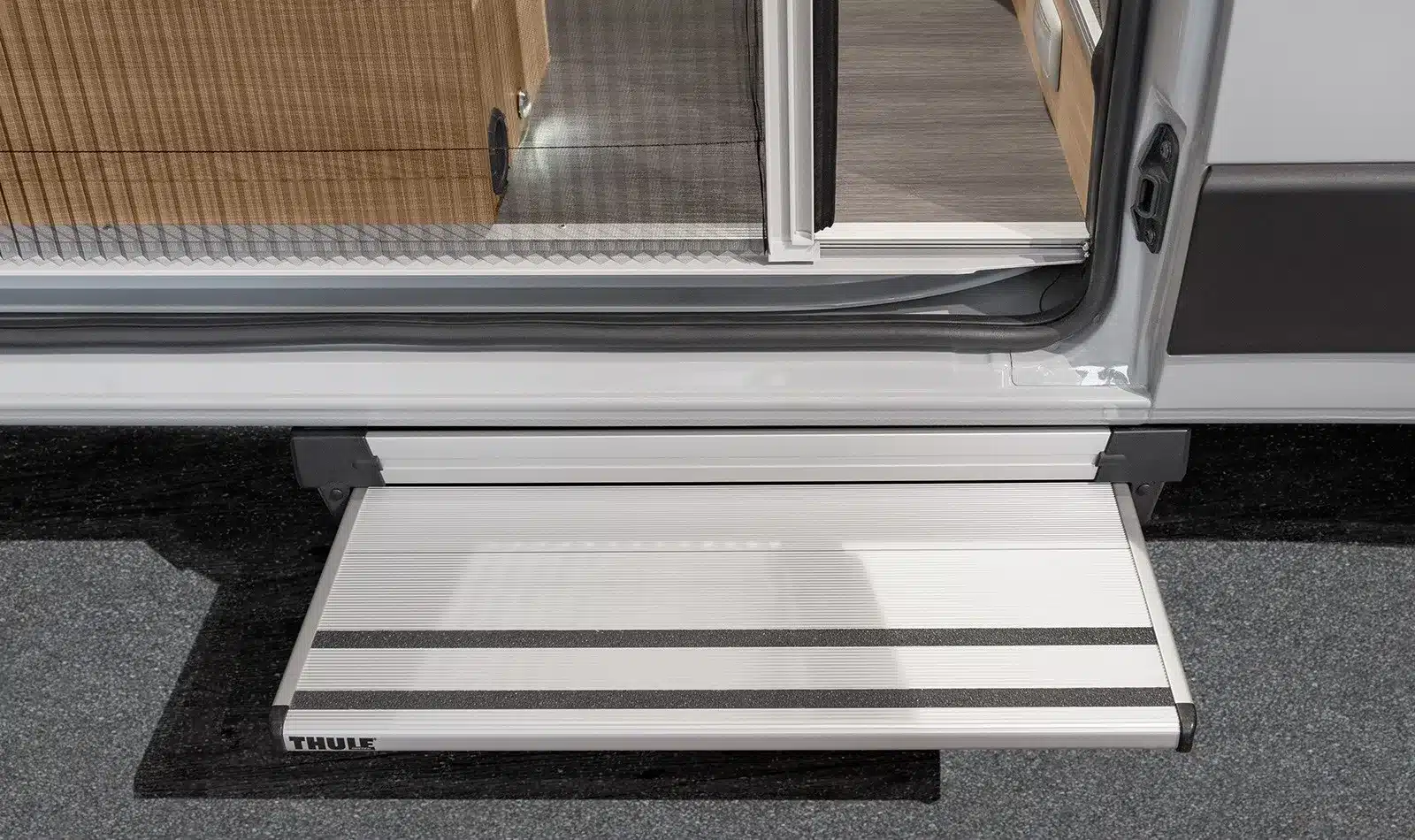 Elektrische Trittstufe an der Seitentür eines KNAUS BOXLIFE Camper Vans