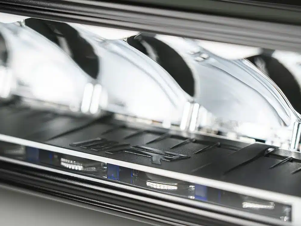 Nahaufnahme eines Lazer Lamps Triple-R 1250 Elite LED-Zusatzscheinwerfers mit sichtbaren Reflektoren und Gehäusedetails