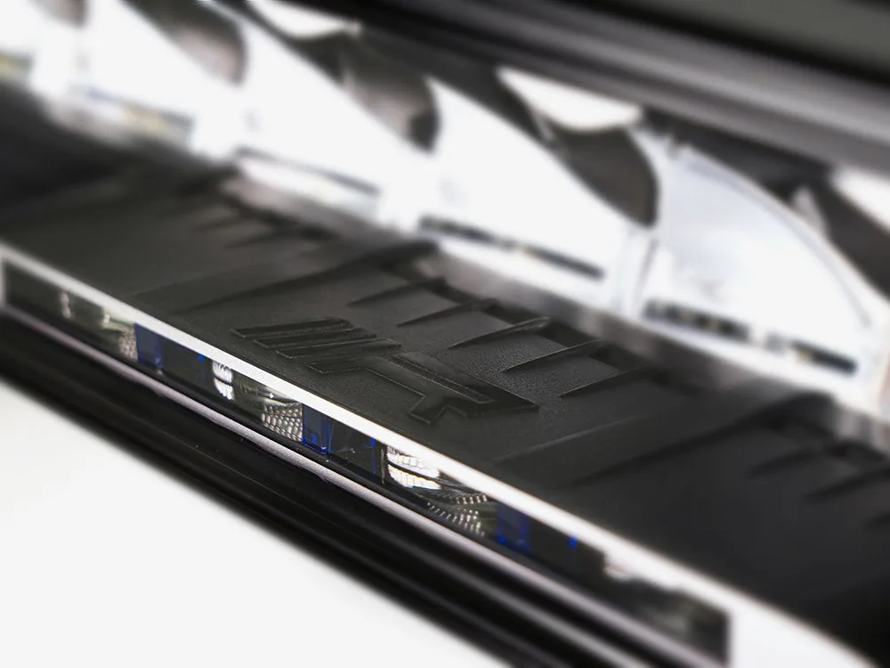 Nahaufnahme eines Lazer Lamps Triple-R 1250 Elite LED-Zusatzscheinwerfers mit sichtbaren Reflektoren und Logo