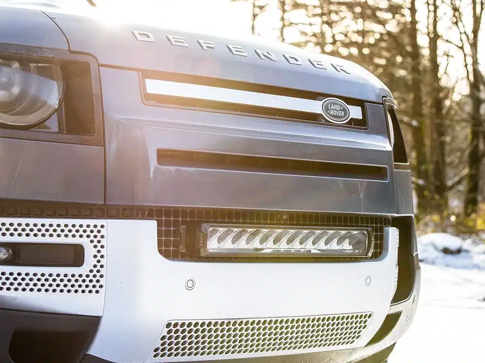 Frontansicht eines Land Rover Defender mit montierter Lazer Lamps Triple-R 1250 Elite LED-Lichtleiste im Grill