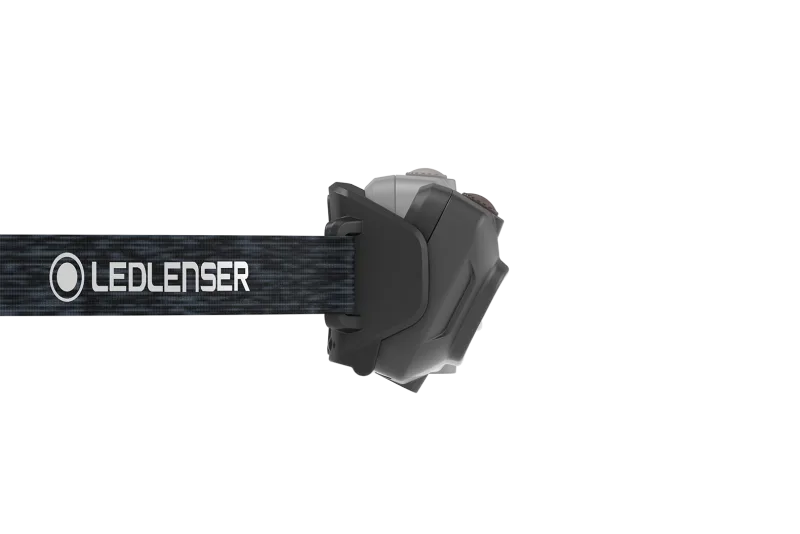 Seitenansicht der Ledlenser HF4R Signature Stirnlampe mit schwarzem Stirnband und reflektierendem Ledlenser-Logo.