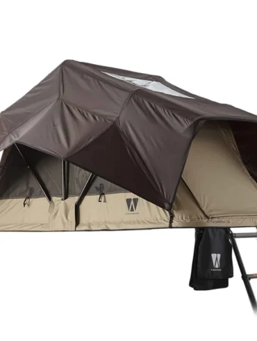 Geöffnetes Leichtbau-Dachzelt LITTLE BAMBOO mit brauner Regenhülle, großen Fenstern und angebauter Leiter