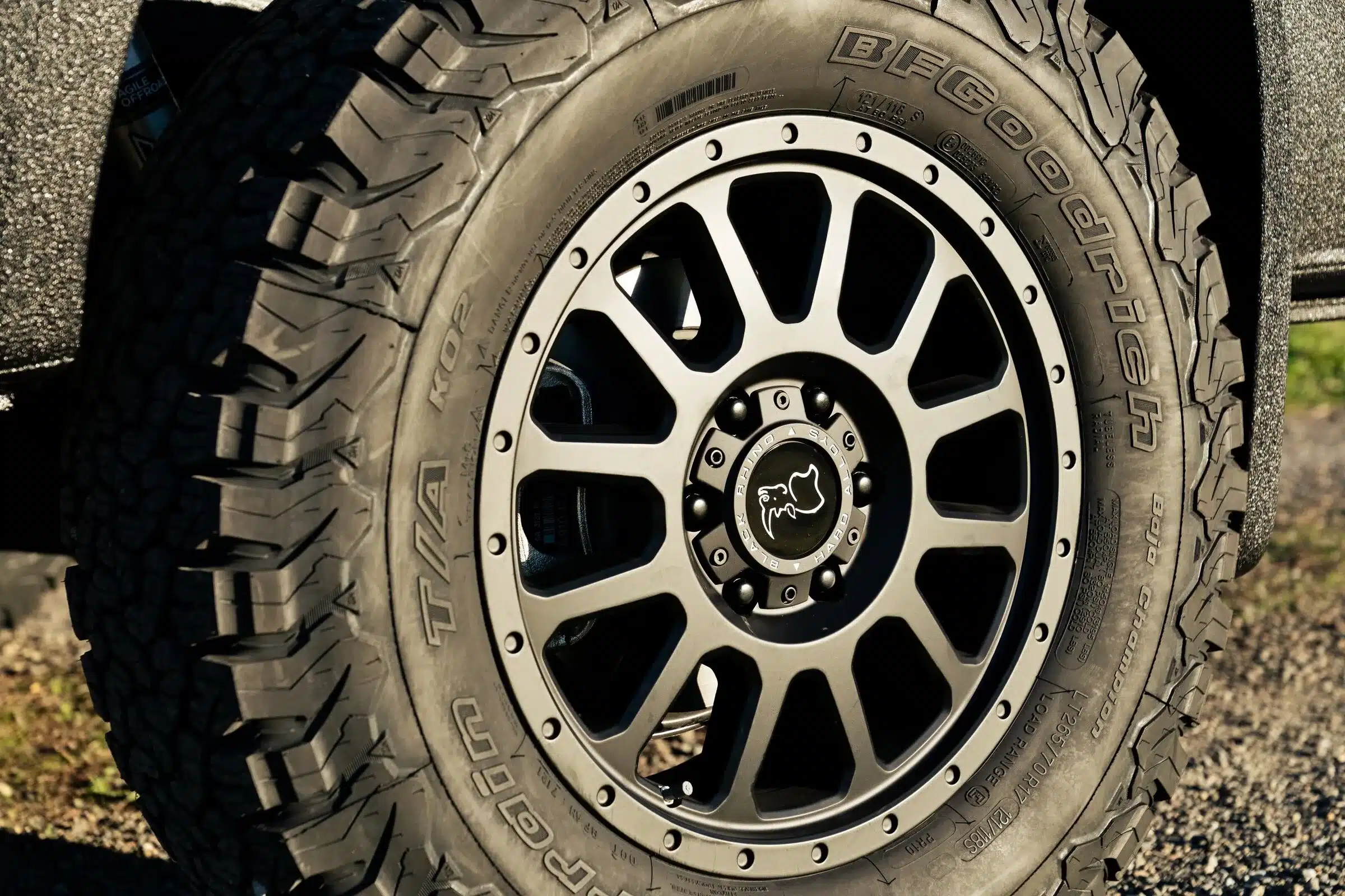 Nahaufnahme einer Black Rhino Havasu Felge mit BFGoodrich KO2 All-Terrain Reifen am Leithaus Van