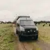 Mercedes Sprinter 170 4x4 Cuddy Offroad-Campervan auf einem Feldweg in ländlicher Umgebung