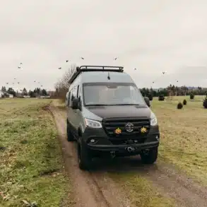 Mercedes Sprinter 170 4x4 Cuddy Offroad-Campervan auf einem Feldweg in ländlicher Umgebung