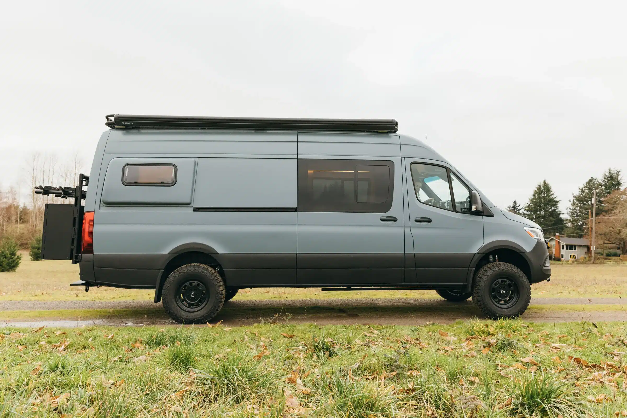 Seitenansicht eines Mercedes Sprinter 170 4x4 Cuddy mit langem Radstand, Allradantrieb und Expeditionsausstattung auf einer Wiese