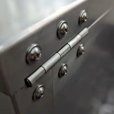 Nahaufnahme eines Edelstahlscharniers mit Schrauben am MOKUBO Küchenblock