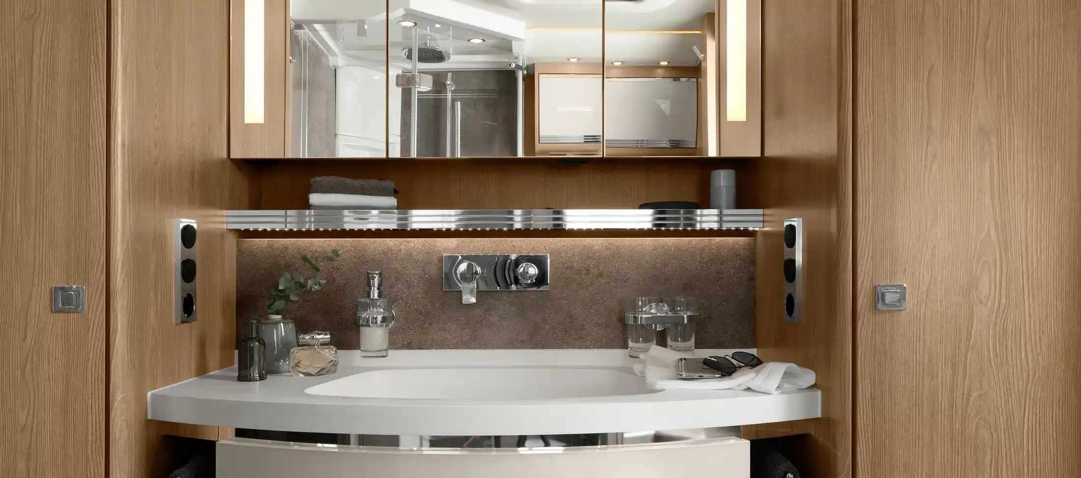 Modernes Badezimmer mit großem Spiegel, Waschbecken und Holzdekor im Morelo Empire Liner