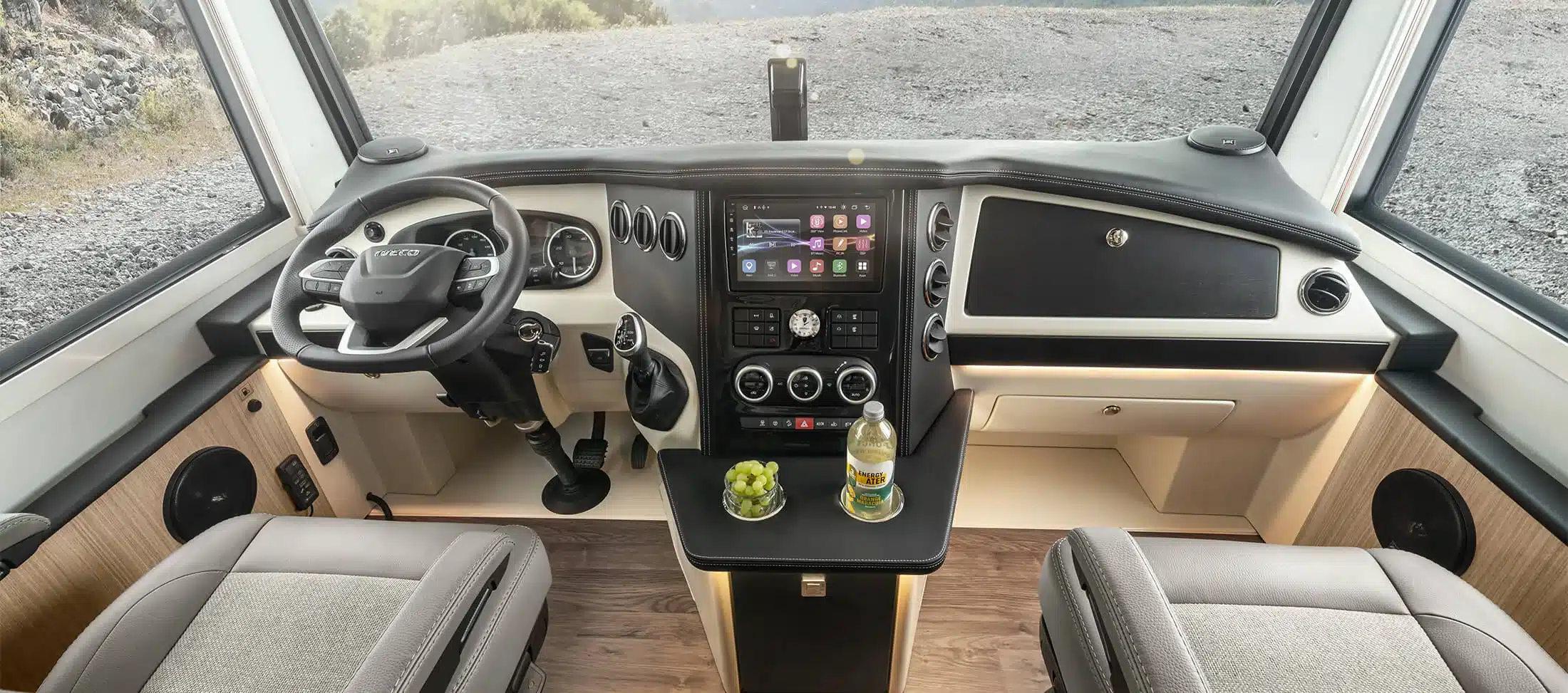 Innenansicht des Cockpits im Morelo LOFT Reisemobil mit großem Touchdisplay, Multifunktionslenkrad und Panoramablick.