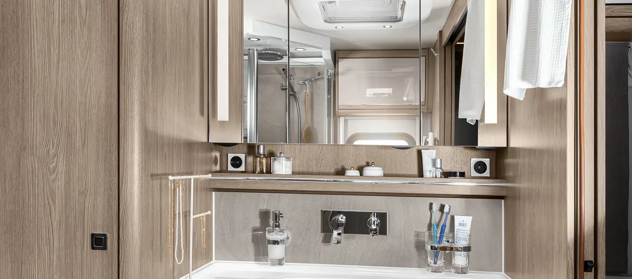 Modernes Badezimmer mit Spiegel, Waschbecken und Dusche im Morelo Palace Luxusliner