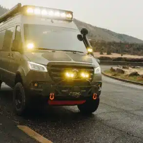 Mountain Goat Campervan auf Mercedes Sprinter mit Offroad-Ausstattung und LED-Lichtanlage im Regen