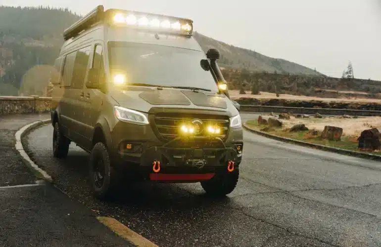Mountain Goat Campervan auf Mercedes Sprinter mit Offroad-Ausstattung und LED-Lichtanlage im Regen