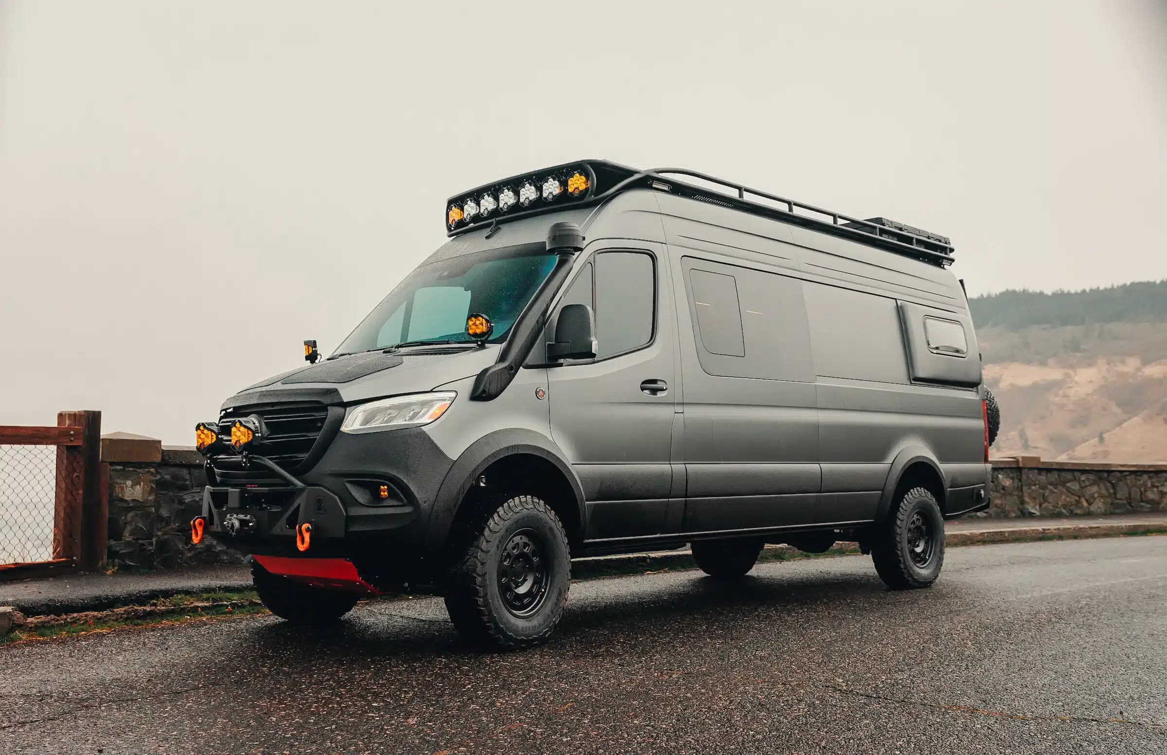 Mountain Goat Campervan auf Mercedes Sprinter 170 mit Offroad-Umbau und Dachträger