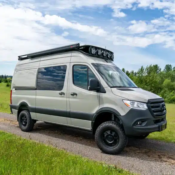 Mercedes Sprinter 144 High Roof Campervan Ora von Benchmark Vehicles auf einem Feldweg, Seitenansicht bei Tageslicht