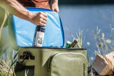 Petromax Kühltasche wird am See geöffnet und mit Getränken befüllt