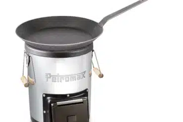 Raketenofen rf33 mit aufgesetzter Schmiedeeisenpfanne sp24 von Petromax, freigestellt auf weißem Hintergrund