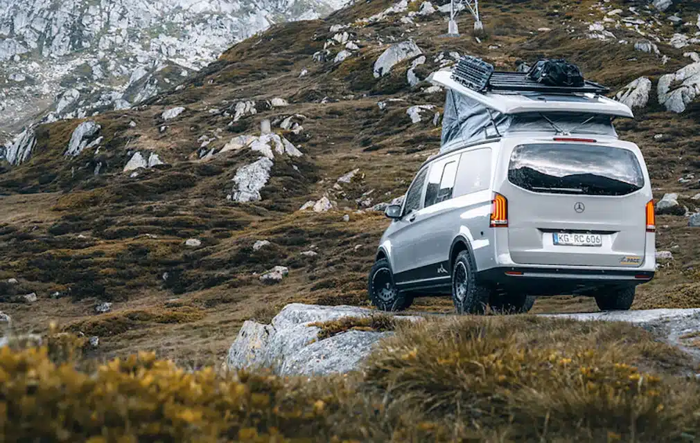 Rhön Camp The Pace Campervan auf Mercedes Vito mit geöffnetem Aufstelldach in felsiger Berglandschaft