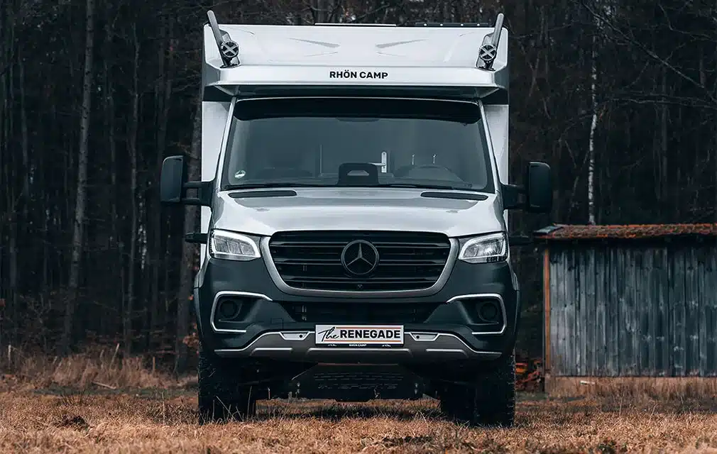 Frontansicht des Rhön Camp The Renegade Campers auf Mercedes Sprinter Basis vor bewaldetem Hintergrund