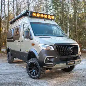 Rhön Camp The Specter Campervan auf Mercedes Sprinter 419 CDI Basis mit Offroad-Bereifung und Lichtleiste im Wald