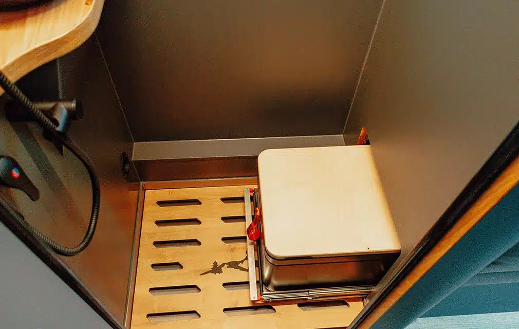 Edelstahl-Duschwanne mit Holzrost und mobiler Toilette im Rhön Camp The Specter