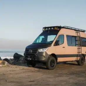 Rob Machado Surf Van Rogue Wave, ein ausgebauter Mercedes Sprinter mit Offroad-Elementen, steht am Strand vor dem Meer
