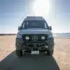 Frontansicht eines Rogue Baja Van auf Mercedes-Benz-Sprinter-Basis mit Offroad-Ausstattung am Strand