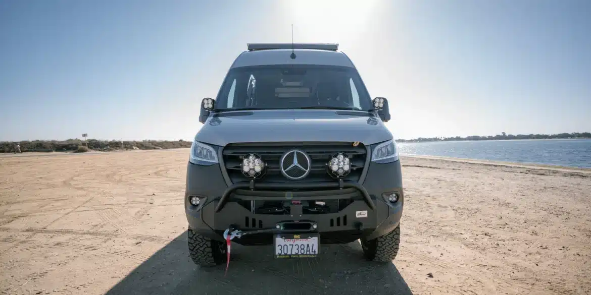 Frontansicht eines Rogue Baja Van auf Mercedes-Benz-Sprinter-Basis mit Offroad-Ausstattung am Strand