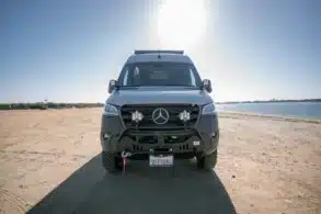 Frontansicht eines Rogue Baja Van auf Mercedes-Benz-Sprinter-Basis mit Offroad-Ausstattung am Strand