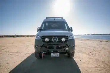 Frontansicht eines Rogue Baja Van auf Mercedes-Benz-Sprinter-Basis mit Offroad-Ausstattung am Strand