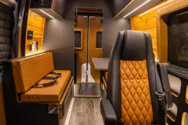 Luxuriös ausgebauter Innenraum eines Rogue Stratos Campervan mit Zedernholzdecke, Lederpolstern und moderner Beleuchtung