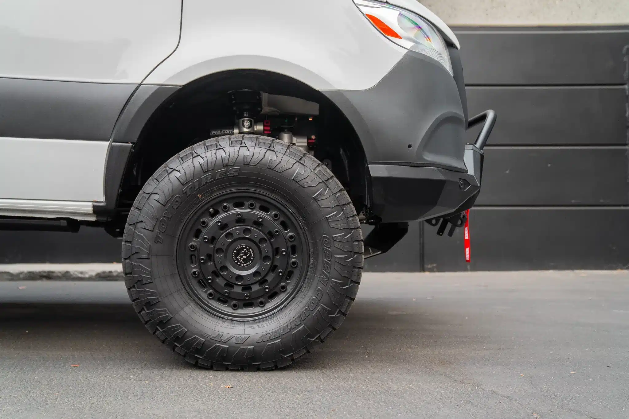 Nahaufnahme eines großen Offroad-Reifens und Fahrwerks am Rogue Stratos Campervan