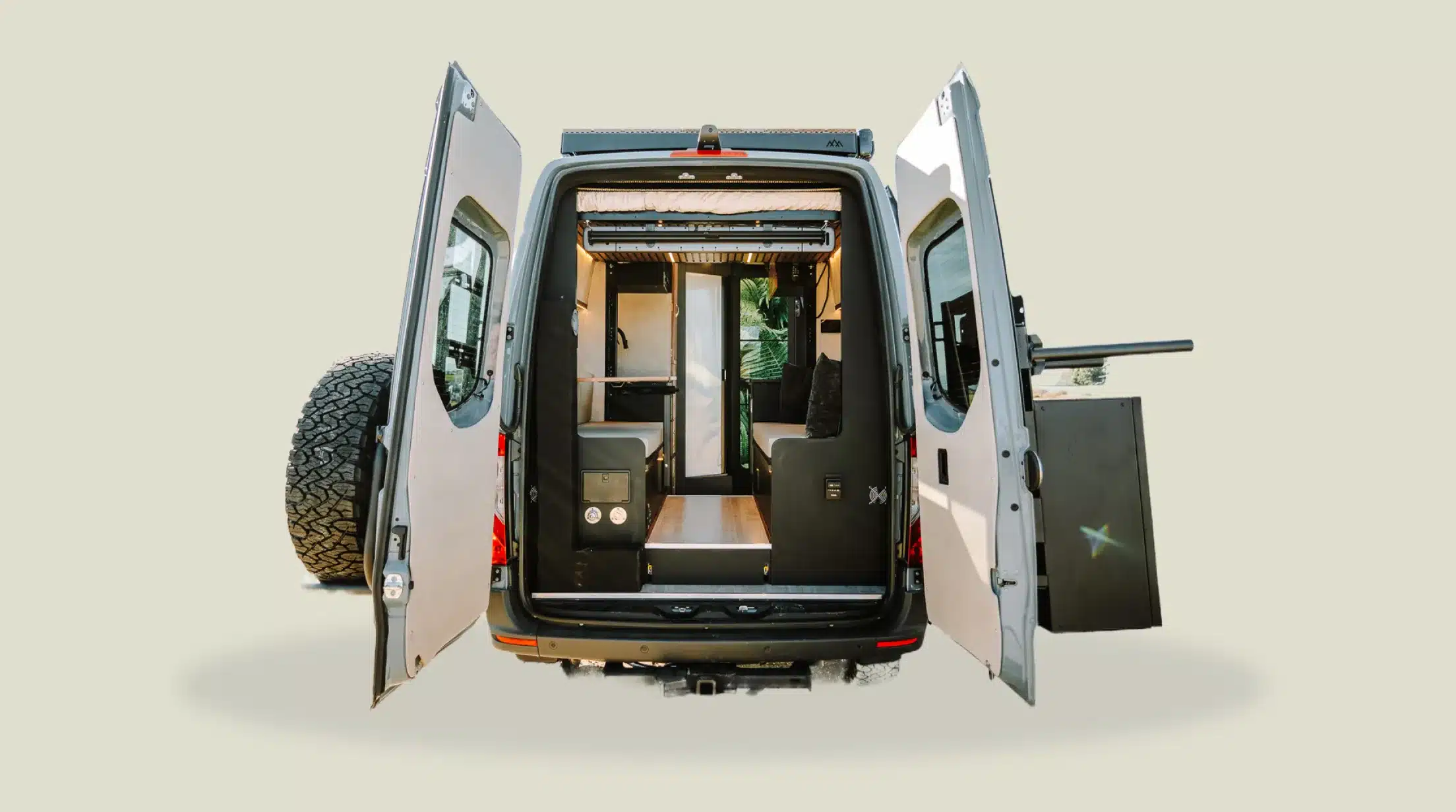 Offene Hecktüren eines Rogue Vans Odyssey Lite mit sichtbarem Innenausbau und Stauraumlösungen