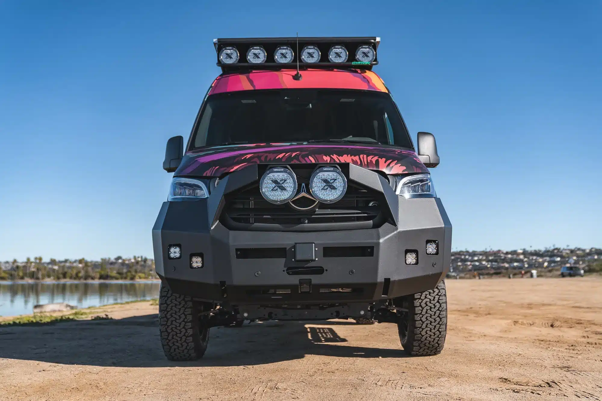 Frontansicht eines farbenfrohen Rogue Vans Summer Classic Campervans mit Offroad-Ausstattung und Zusatzscheinwerfern