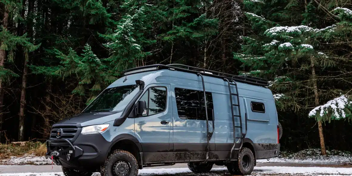 Ronin Campervan auf Basis eines Mercedes Sprinter 170 EXT 4x4 mit Offroad-Umbau, Dachträger und Leiter, geparkt im verschneiten Wald