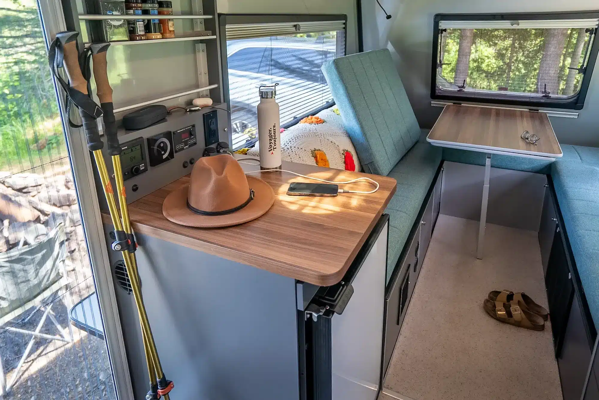 Innenansicht des Safari Condo Alto A1752 mit Dinette, Tisch, Sitzpolstern und Stauraum