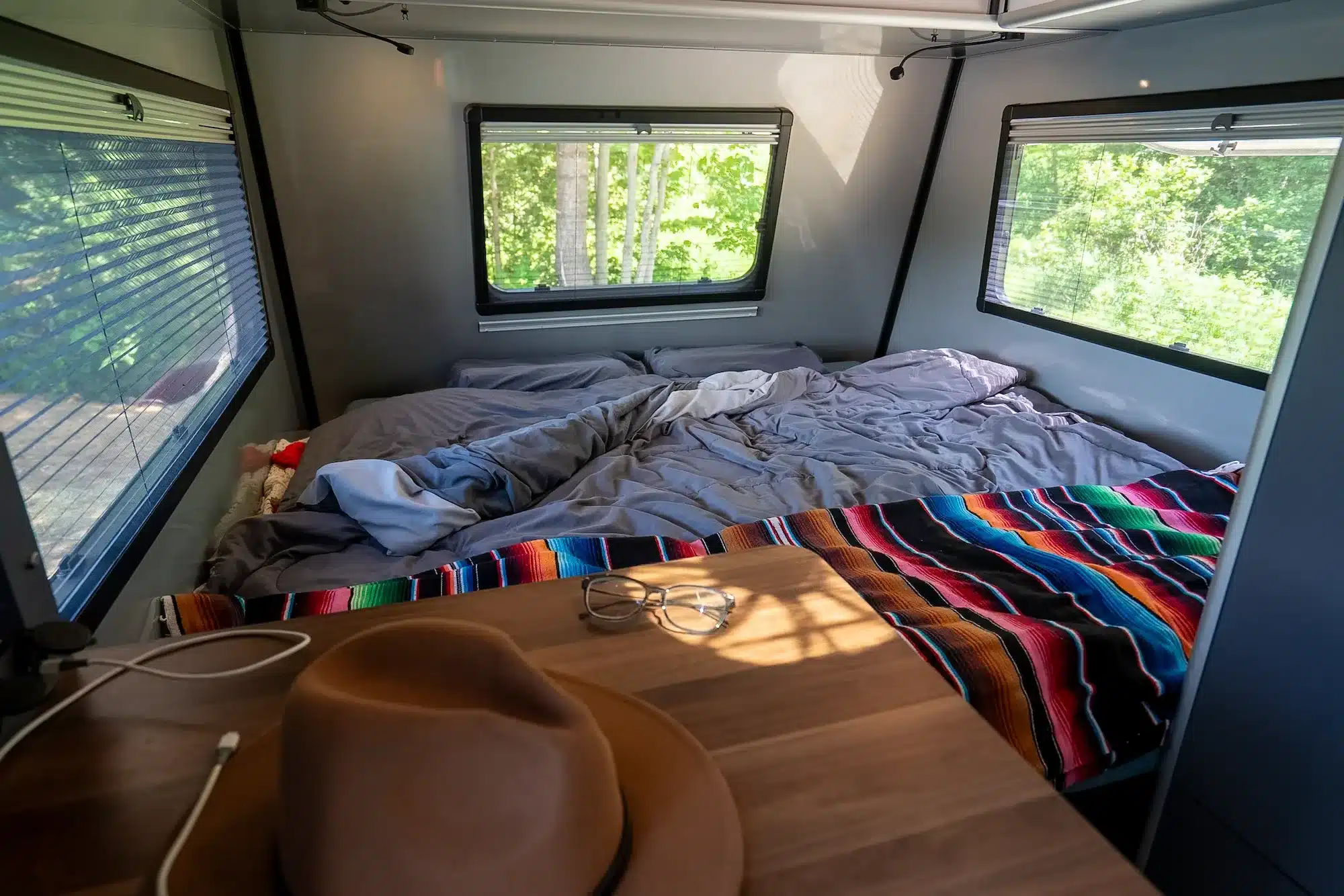 Innenansicht des Safari Condo Alto A1752 mit großem Kingsize-Bett, mehreren Fenstern und natürlichem Lichteinfall