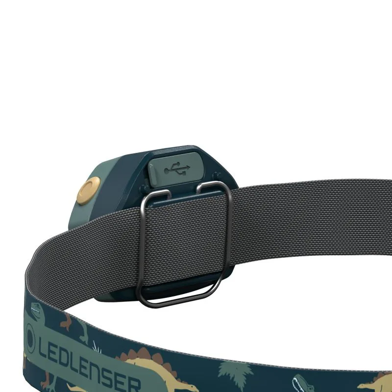 Nahaufnahme der LEDLENSER KIDLED4R Stirnlampe mit USB-Ladeanschluss und farbigem Kopfband.