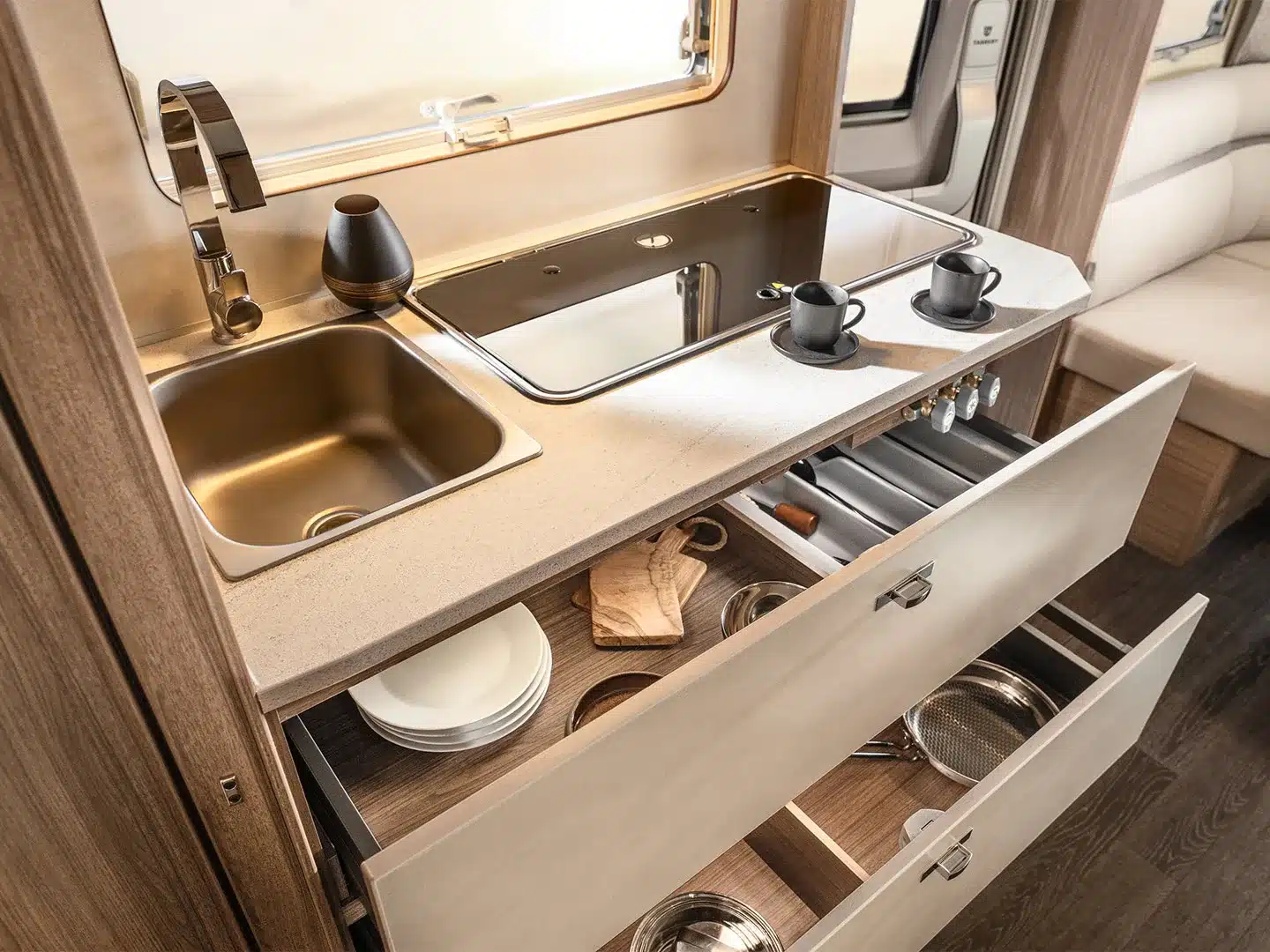 Küchenzeile im TABBERT Cazadora mit Spüle, Kochfeld, Schubladen und Geschirr