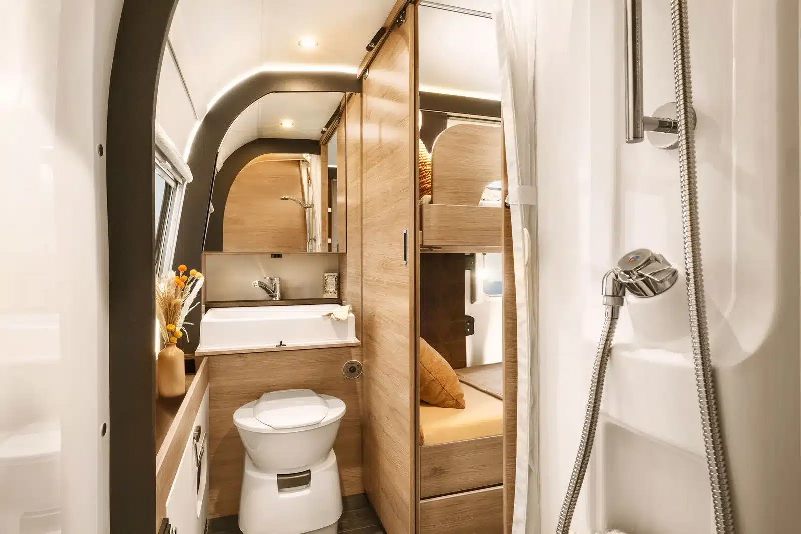 Innenansicht eines Tabbert Pantiga Finest Edition Wohnwagens mit Bad, Dusche, WC und Etagenbetten