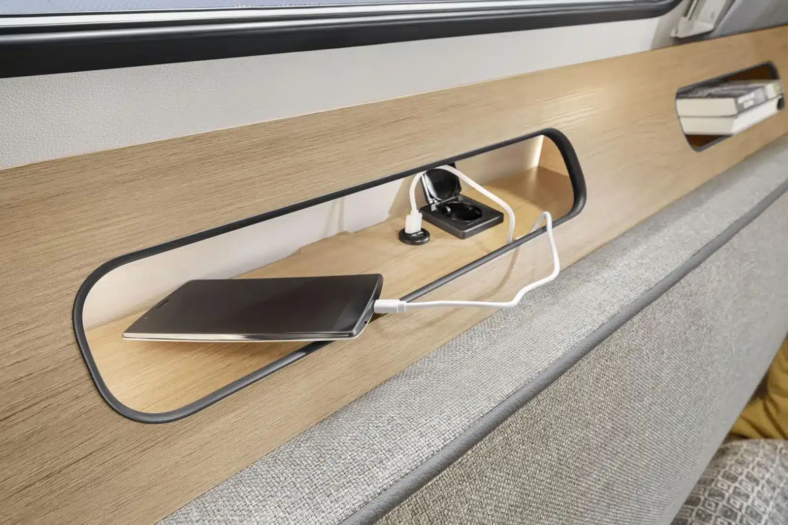 Ablagefach mit USB- und 230V-Steckdosen sowie Smartphone im Tabbert Pantiga Wohnwagen