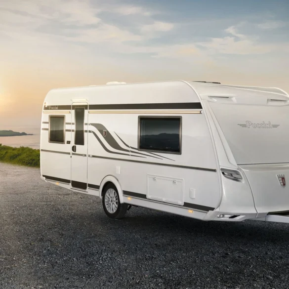 Tabbert Puccini Wohnwagen von außen mit markantem Design, modernen LED-Rückleuchten und Zugfahrzeug bei Sonnenuntergang