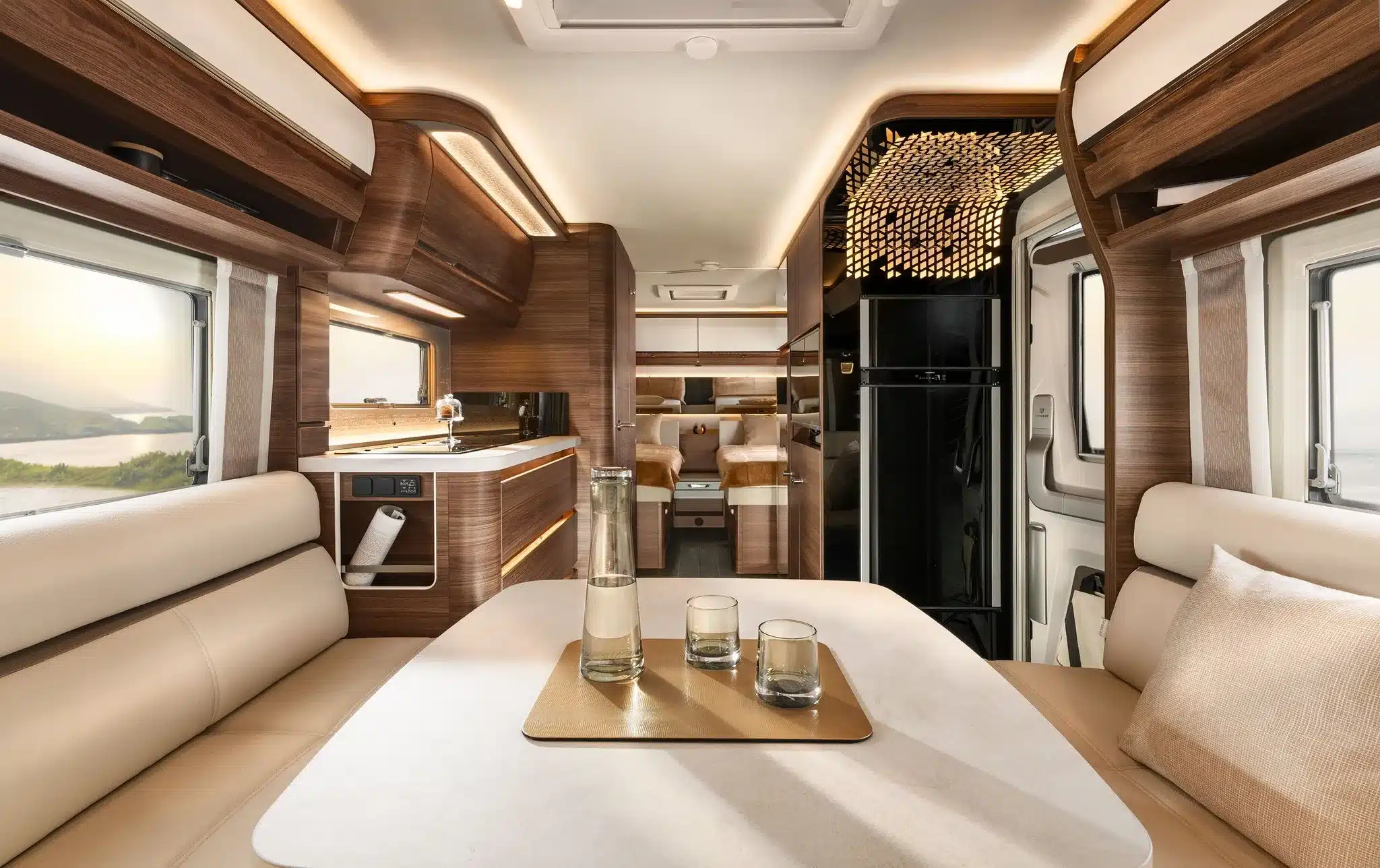 Innenansicht des Tabbert Puccini Wohnwagens mit edlem Holzdekor, großem Kühlschrank, Sitzgruppe und innovativem Lichtkonzept
