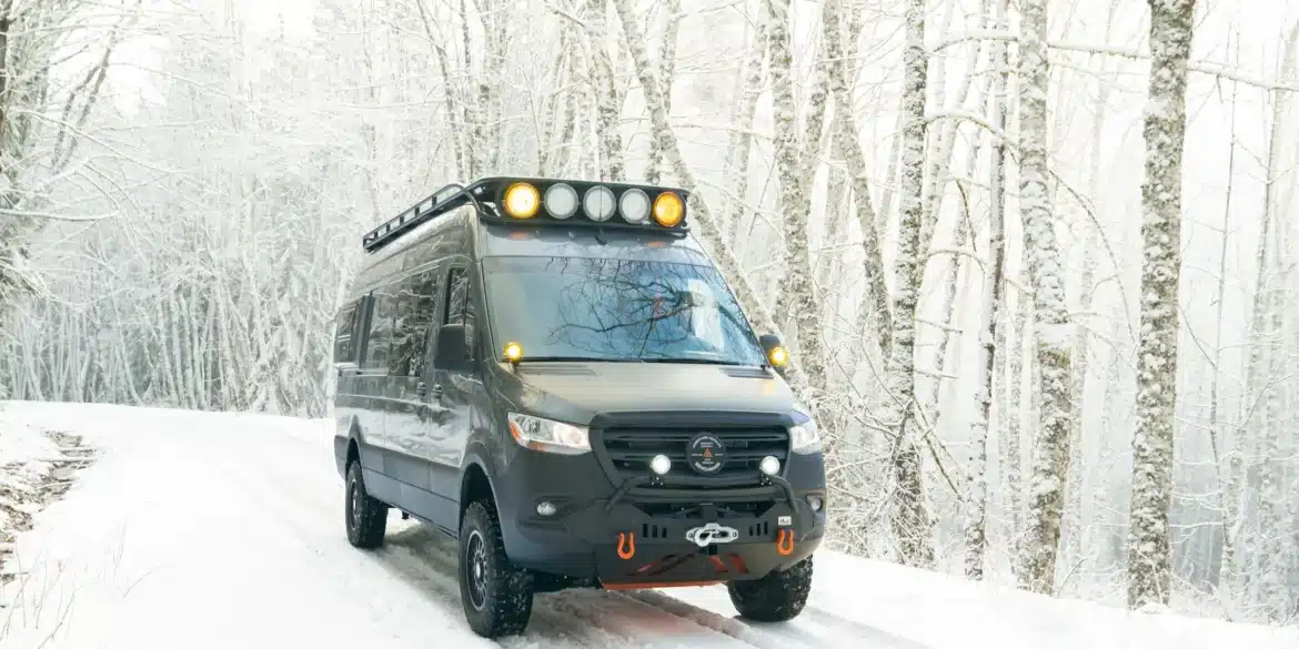 Mercedes Sprinter 170 4x4 Campervan mit Offroad-Ausstattung auf verschneiter Waldstraße