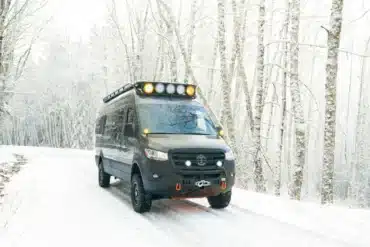 Mercedes Sprinter 170 4x4 Campervan mit Offroad-Ausstattung auf verschneiter Waldstraße