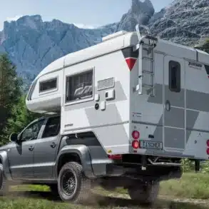 Tischer Trail/Box 200 Absetzkabine montiert auf einem Pick-up, geparkt in alpiner Landschaft